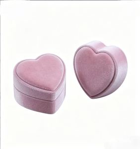 เคสใส่แหวนกำมะหยี่สีพีชสุดน่าหลงใหล - สัญลักษณ์สุดยอดแห่งความรักวัยเยาว์ - Product Image 2