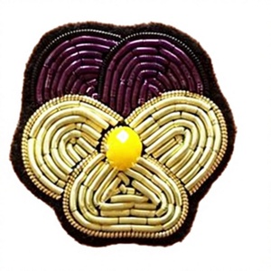 Broderies personnalisées de haute qualité, style classique, couleur unie, avec fils de bullion et perles, options de broches de sécurité, pour femmes et hommes - Tissu - Product Image 1