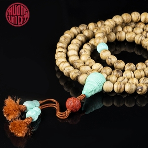 สร้อยข้อมือไม้กฤษณาจากมาเลเซีย 108 เม็ด ขนาด 8 มม. ลายไม้แบบ Halo ดีไซน์หรูหรา เครื่องประดับไม้กฤษณาธรรมชาติ - Product Image 4