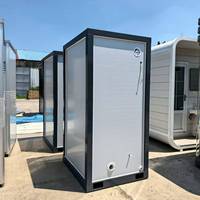 Cabine sanitaire extérieure de haute qualité en structure acier avec toilettes, lavabo et ventilateur extracteur pour zone de service routière