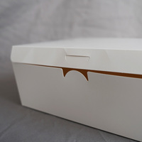 Boîte à gâteau blanche moderne personnalisée en promotion avec finition mate et fenêtre PVC gaufrée sur le couvercle, 6-20 pouces