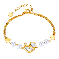 Bracelet tendance pour femme en acier inoxydable plaqué or 18 carats avec breloque cœur imitation perle et fermoir à bascule chaîne cubaine – Idéal pour un anniversaire