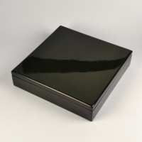 Boîte à chocolat en bois finition piano noir avec doublure en velours, logo personnalisé, charnière métallique pour l'emballage de cadeaux de desserts pour le Ramadan et l'Aïd