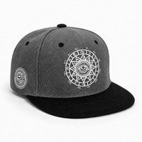 Casquette Snapback Personnalisée « L'Œil Qui Tout Voit » Brodé, Emblème Occulte, Visière Plate, 6 Panneaux, Style Streetwear, Casquettes de Baseball Ajustables pour Hommes et Femmes