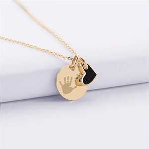 Ciondolo Rotondo Personalizzato in Acciaio Inox Placcato Oro PVD, Medaglione Inciso da 15 mm <span class=keywords><strong>con</strong></span> Charm a Cuore in Smalto Bianco e Rosso - Product Image 3