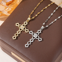 Collier délicat en or avec pendentif croix ajourée, serti de zircons cubiques ronds, style religieux géométrique, idéal pour le quotidien, les fêtes ou comme cadeau