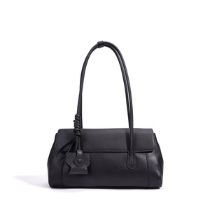 กระเป๋าถือหนังแท้สไตล์ใหม่สำหรับผู้หญิง ดีไซน์คลาสสิก สีพื้นเรียบง่าย สายสะพายเดี่ยว รับสกรีนโลโก้ - Product Image 6