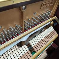 Piano droit d'occasion KAWAI KL601 brun satiné, d'origine japonaise, son clair et doux, bon état mécanique