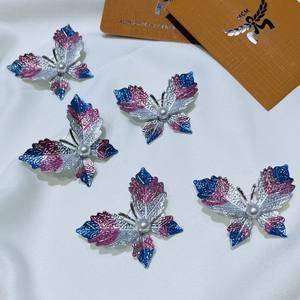 สินค้าขายดีประจำฤดูใบไม้ร่วง เข็มกลัดป่านแท้ แฟชั่นเครื่องประดับมุกอะโกย่าจากน้ำทะเล พร้อมใบอะคาเซีย ใบเมเปิล และผีเสื้อ ขายส่ง - Product Image 1