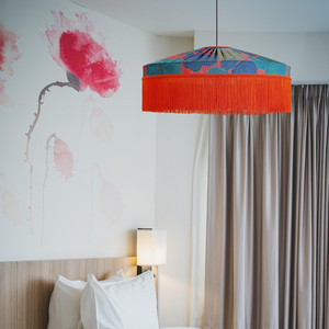 Paralume in tessuto floreale in seta Tiffany, lampada a sospensione con frange "Tangerine Tango". - Product Image 3