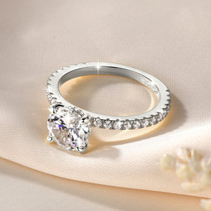 แหวนหมั้นมอสซาไนต์ GRA Certified VVS1 สี D น้ำหนัก 2 กะรัต ทรงเจียระไน ฝังแบบ Prong Set ทอง 14K ชุบโรเดียม ป้องกันการหมองคล้ำ สำหรับทั้งชายและหญิง - Product Image 2