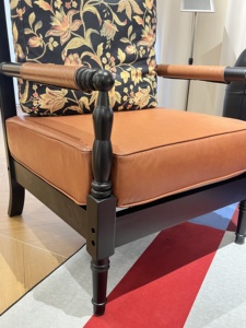 Fauteuil en bois antique de luxe avec coussin en cuir, motif floral sculpté à la main, fauteuil simple élégant et décoratif pour villa - Product Image 3