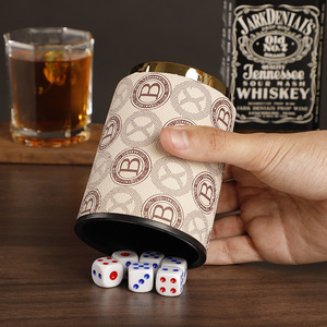 Juego de <span class=keywords><strong>Yatzy</strong></span> de Cinco Dados en Oferta 2026, Vaso para Dados de Cuero PU con Dados Incluidos - Product Image 1
