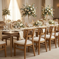 Chaise Louis moderne en bois d'hévéa avec dossier rembourré et design KD pour événements intérieurs/extérieurs, mariages et banquets