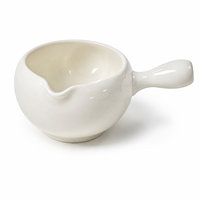 Bol à matcha en céramique blanche avec poignée et bec verseur, logo personnalisé pour la préparation quotidienne du matcha à la maison ou au café, cérémonie du thé