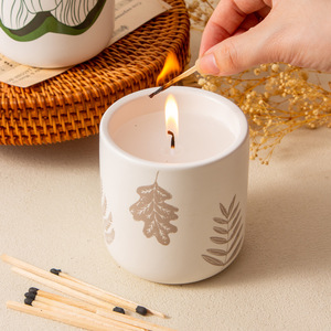 Bougeoir cylindrique minimaliste en céramique blanche, style décalcomanie, vide et rechargeable, design nordique, prêt à offrir - Product Image 1