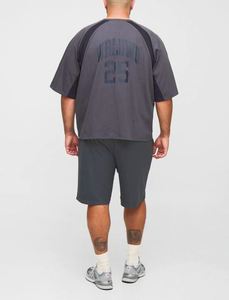 Conjunto de 2 piezas de camiseta oversize negra con estampado global y pantalón corto de baloncesto para hombre, chándal liso - Product Image 2