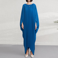 Robe poncho qui cache la silhouette pour les femmes grandes tailles, robe Issey Miyake - Robe plissée élégante et irrégulière à manches chauve-souris haut de gamme