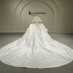 Vestido de Novia Moderno y Glamuroso GT26021, Estilo Princesa, Satinado, Escote Corazón, con Apliques Florales de Cristal y Cola de Capilla - Product Image 4
