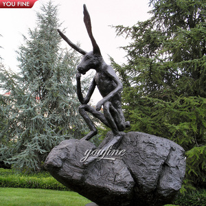 สวนกลางแจ้งแบบแอบสแตรกต์รูปกระต่ายสำริดบนรูปปั้นหินโดย <span class=keywords><strong>Barry</strong></span> flanagan - Product Image 4