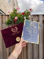 Invitations de mariage en acrylique de conception personnalisée de luxe d'autocollant de nom initial de miroir d'or de 3D avec l'enveloppe reliée