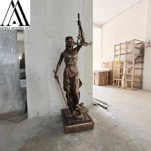 งานประติมากรรมรูปเทพีเสรีภาพ ทำจากเรซิ่นไฟเบอร์กลาส ผลิตโดย OEM ให้ลักษณะคล้ายทองสัมฤทธิ์โบราณ เหมาะสำหรับตกแต่งสำนักงาน ศาล และงานศิลปะ - Product Image 3