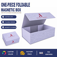 Caja Rígida Magnética Personalizada de una Pieza, Color Morado Claro, con Patrón de Flores en Relieve, Impresión Interior y Exterior para Empaque de Regalos