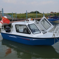 Bateau marin moderne, bateau de plaisance privé, embarcation stable pour le tourisme, bateau de pêche, yacht de patrouille