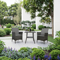 Ensemble de meubles de jardin en rotin de style hôtel moderne avec des coussins kaki confortables et une table basse en verre