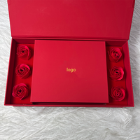 Luxe rode magnetische cadeaudoos met kunstmatige roos-inleg, aangepaste logo Valentijnsdag cadeauverpakking
