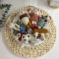 Le même style de pendentif de sac en feutre de laine fait main en forme d'ours de style coréen et d'accessoire porte-clés en forme d'animal mignon que Dongdaemun au sud de la Corée.