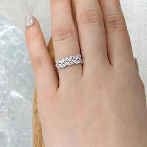 Anello Q286 in Oro Bianco con Diamante Taglio Marquise, Colore G Naturale, Gioiello Classico da Donna per Fidanzamento - Product Image 4