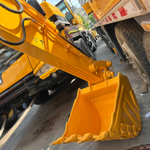 Escavatore Mini Cingolato Hyundai R80 da 8 Tonnellate in Offerta, Motore EPA, Lama Retroescavatore per Costruzioni e Giardinaggio - Product Image 5