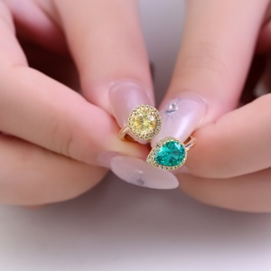 Bague de fiançailles en or massif 18 carats avec émeraude colombienne double pierre, émeraude de laboratoire taille poire, moissanite jaune, bague de mariage - Product Image 4