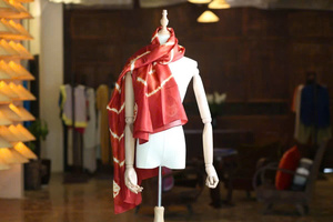 Écharpe d'hiver pour femme, collection export textile, lin et soie, 70x180cm, jacquard tissé, chaude, avec impression sérigraphique - Product Image 4