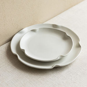 <span class=keywords><strong>Set</strong></span> di <span class=keywords><strong>Piatti</strong></span> in Ceramica Bianca Smaltata a Forma Irregolare 2026, <span class=keywords><strong>Set</strong></span> di <span class=keywords><strong>Piatti</strong></span> Decorativi in Ceramica Opaca con Bordo Ondulato per Matrimoni ed Eventi - Product Image 2