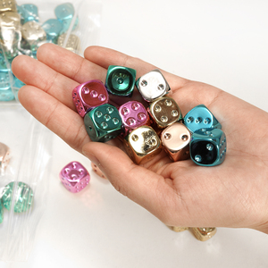 <span class=keywords><strong>Juego</strong></span> <span class=keywords><strong>de</strong></span> 4 Dados Brillantes con Acabado Lacado <span class=keywords><strong>de</strong></span> Seis Caras, Logotipo/Color Personalizado Directo <span class=keywords><strong>de</strong></span> Fábrica, Caja Transparente para Juegos <span class=keywords><strong>de</strong></span> Fiesta - Product Image 6