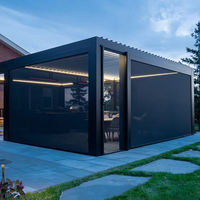 Pavillon de jardin moderne avec structure en acier thermolaqué noir et auvent à lames orientables résistant aux intempéries pour un confort quotidien en extérieur