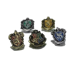 Broche Accessoire en Métal Électroplaqué avec Motif <span class=keywords><strong>de</strong></span> Chouette et Armoiries <span class=keywords><strong>de</strong></span> Maison, Style Dessin Animé Mignon et Créatif, Thème Académie Magique, avec Effet Goutte d'Huile, Vente en Gros - Product Image 1