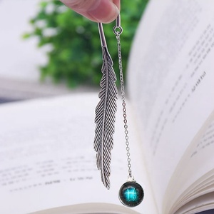 Marcapáginas luminoso de plumas de Metal de 12 Constelaciones, personalizado, regalo para estudiante, regalos creativos <span class=keywords><strong>y</strong></span> sociales, caja de regalo - Product Image 2