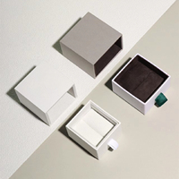 Boîte cadeau personnalisée réutilisable en forme de livre en carton gris avec tiroir pour bijoux de mode, avec laminage mat UV et gaufrage