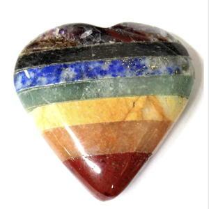 Cœur en cristal gonflé SEVEN CHAKRA pour l'équilibre, l'énergie et l'alignement spirituel, prix de gros pour les artisans - Product Image 1