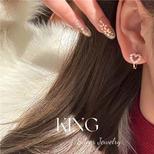 Boucles d'oreilles clous King Heart en argent sterling S925 plaqué or avec moissanite, pour un usage quotidien - Product Image 4