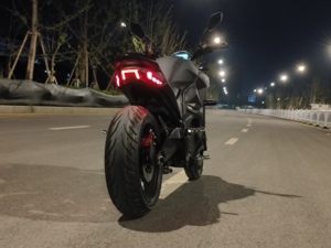 Moto électrique de course puissante pour adultes de 17 pouces, robuste, 2 places, 2 <span class=keywords><strong>roues</strong></span>, 130 km/h, moteur central 8000W, batterie lithium 72V avant - Product Image 4