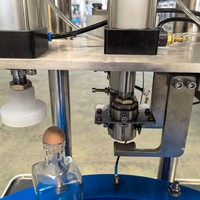 Tafelmodel T-kurk pers- en afsluitmachine voor gin, wijn, whisky en likeurflessen met duwstopper