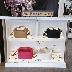 Sac seau grand et charmant en tissu tressé, idéal pour la plage, le travail, les trajets quotidiens ou un usage décontracté. Il possède - Product Image 2