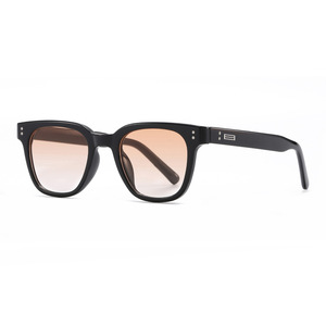Lunettes de soleil unisexes, monture noire, lentille en polycarbonate, protection UV400, type 3, style tendance pour une utilisation en extérieur - Product Image 1