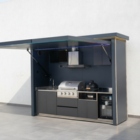 Îlot de cuisine extérieur avec comptoir de bar, armoires de barbecue et évier en acier inoxydable de luxe pour divertissements en plein air
