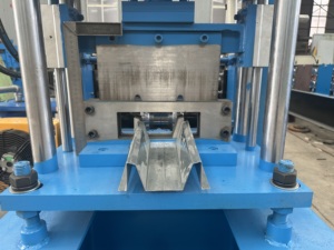 Offre Spéciale haute qualité acier métal M forme panneau solaire support pluie eau <span class=keywords><strong>gouttière</strong></span> tuyau de descente rouleau formant la Machine - Product Image 3