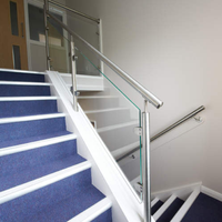 Balustrade d'escalier intérieure en verre avec poteaux en acier inoxydable et main courante en bois